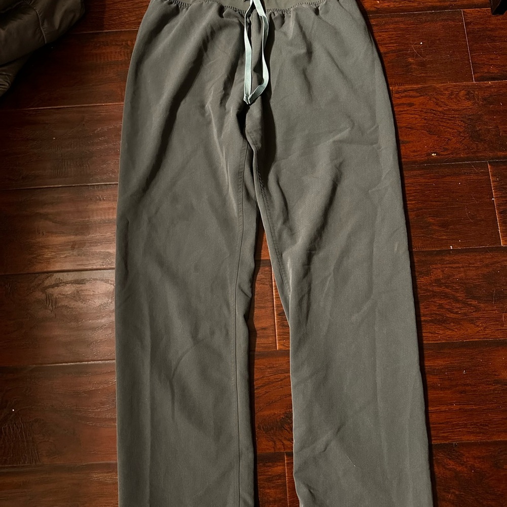 Figs Charcoal Sage technical Scrubs Top and Pant Woman’s Large
